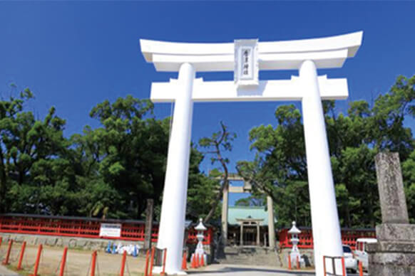 唐津神社が目の前。観光にも便利な好立地。